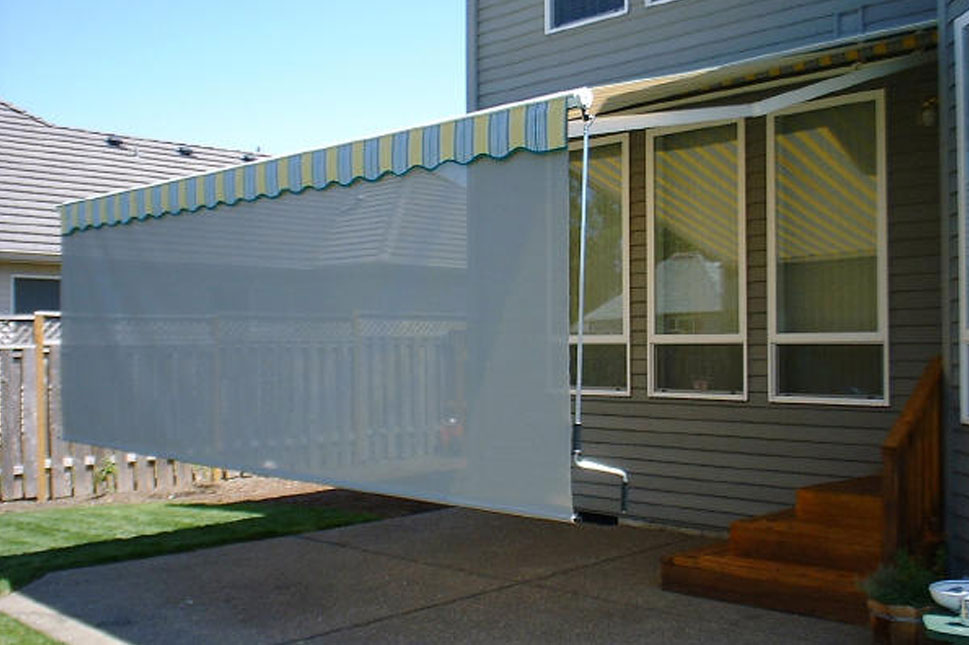Lateral Arm retractable awning (with drop screen)